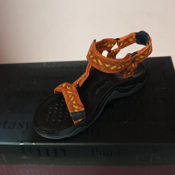 Just The Right Shoe Collection - Black, Gray, Brown Accents - Picture 4 of 9